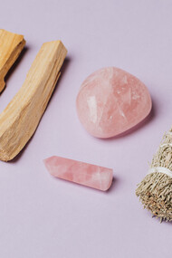 Elementos da natureza como palo santo, pedras de quartzo e ervas para defumação