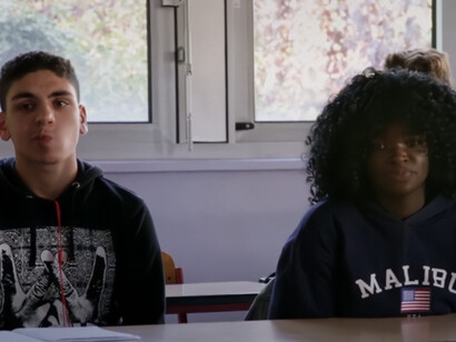 Dans le documentaire produite par  
Heliox Films, les étudiants discuttent avec le professeur dans la classe