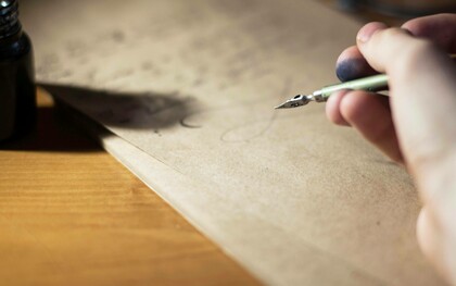 Lettera scritta a mano: "Per due giorni non la incontrai, poi la mattina del terzo giorno ricomparve e si vedeva che era felice. Mi raccontò la storia della sua lettera scritta a mano e imbucata con mano tremante e quanto grande fosse stata la sorpresa della sua amica nel riceverla ma anche di altro"