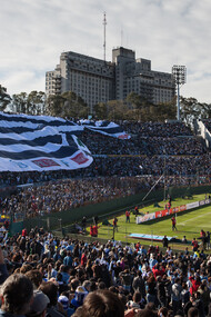 Una bandera gigante de Uruguay cubre las gradas durante un partido de la Selección de fútbol uruguaya, oficiando como local en el estadio Centenario. 2 de junio de 2012, Montevideo, Uruguay