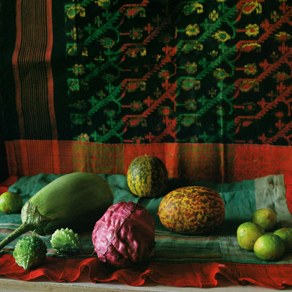 Patrick Faigenbaum, Arrangement de fruits, Dover Lane, Ballygunge, Kolkata sud, octobre 2014, Tirage jet d’encre pigmentaire, 52,5 x 66 cm © Courtesy Patrick Faigenbaum et Galerie Nathalie Obadia, Paris/Bruxelles