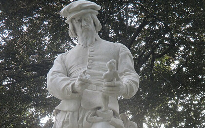 Statue de Jean Cousin l'ancien au square Jean Cousin à Sens en France
