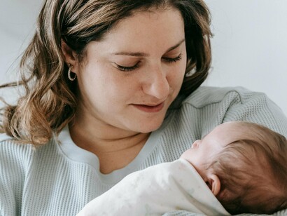 Mãe e seu bebê. Albino, sorria. Brincava com o cão que a pouco e pouco ganhava vida e um dia ladrou. Enquanto estavam a arrumar o quarto do bebé, entreolharam-se, como se não tivessem percebido o que ouviam. O cão voltou a ladrar e olharam pela janela: Albino ria enquanto brincava com o cão que abanava a cauda e corria loucamente pelo jardim até parar de frente ao bebé e assim repetia. Albino ria. Ao descerem as escadas a campainha tocou