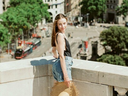 Mulher aproveita verão em Barcelona, Espanha. Paris, Madri, Barcelona ou Roma, não importa o lugar que perceberá a mudança drástica de temperatura e costumes. Europeus, sendo muito mais reservados que nós brasileiros, também se rendem a euforia fora de época.  Sei agora que morar fora e aprender apreciar cada pequeno momento de um dia bonito, me faz perceber a quão brasileira eu sou e como minha brasilitude tá aqui presa dentro de mim. Eu gosto de rir alto com meus amigos, ser simpática, sociável e dar um jeito em tudo, mesmo quando nada parece ter solução