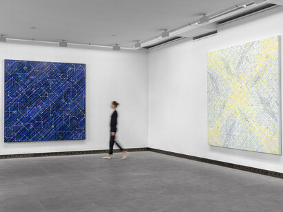 Ding Yi, Vues d'installation, Constellations, Galerie Karsten Greve Paris, 2025. Photo de Nicolas Brasseur