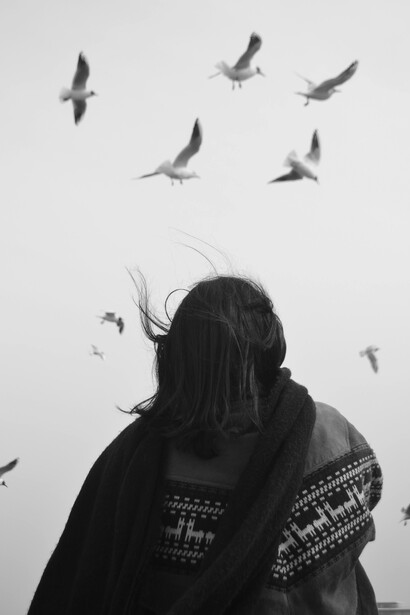 Un día, encuentra una joven sentada frente al mar. No mira el horizonte. No espera nada.  
Solo está