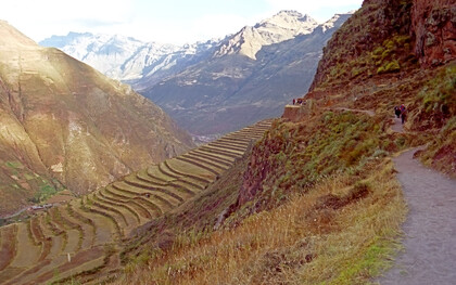Sendero entre las ruinas inferiores y medias, la sección más plana. Las ruinas de Pisca se encuentran en  un complejo en la cima de una montaña. Es conocido por sus pequeñas piedras pulidas que encajan a la perfección. En las ruinas principales, a las que se llega tras una caminata cuesta arriba de dos horas, encontrará templos del sol, la luna, la lluvia, el arcoíris y las estrellas, Perú