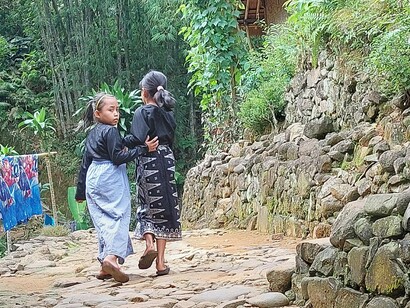 Children walking along a village path, symbolizing the continuity of Baduy traditions passed quietly from one generation to the next