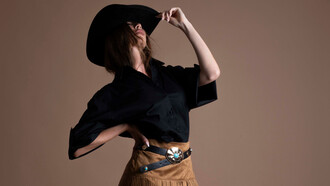 Cappello texano con camicia in puro cotone, gonna in eco suede e cintura con pietre