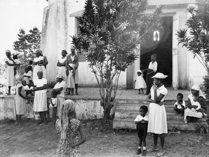 Steve Schapiro, Women and children, Haiti (detail), 1959. Courtesy of Fahey/Klein Gallery