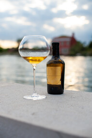 Venissa bianco su un canale di Venezia © Valeria Necchio