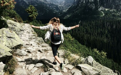 Mulher aproveita sua viagem. Alguns amam viajar, enquanto outros se pudessem nem sairiam de casa. Descobertas ressentes indicam que o desejo constante por viagens, pode estar cravado dentro de nós, é isso mesmo, trata-se de uma predisposição genética. E o autor desse empurrãozinho para sairmos do lugar é o famoso gene DRD4-7D, sim ele mesmo. Desde os primórdios sempre soubemos que alguns estão mais dispostos a viajar do que outros, mas se tem algo que fica extremamente claro para mim, é que nós não fomos feitos para estar parados nem mesmo quando achamos que estamos. Nós estamos sempre nos movendo, pelas mais diferentes razões