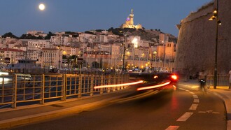 Marseille, où les lumières du port se mêlent à l’ombre des secrets, une ville où la noirceur des récits s’inspire de ses rues et de ses histoires
