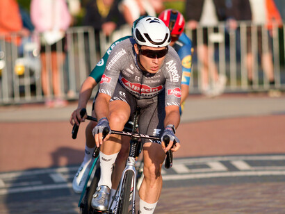 Jasper Philipsen en plein effort, porté par la fureur du printemps : la puissance d’un sprinteur capable de survivre aux batailles des Classiques pour frapper au moment décisif
