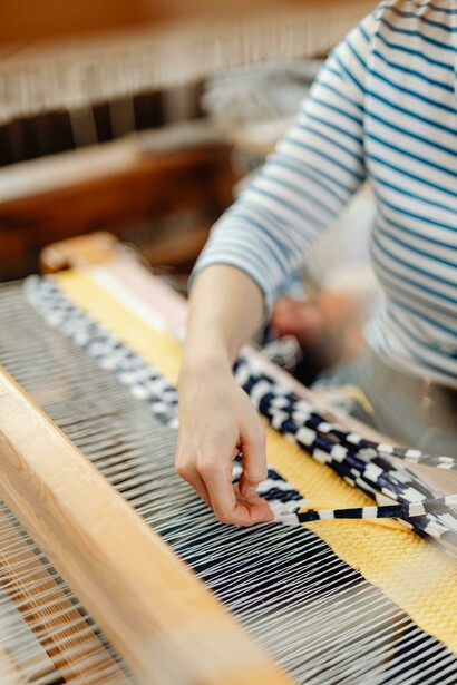 Tecelagem artesanal. Os tecelões muitas vezes utilizam fibras naturais e corantes orgânicos, evitando os produtos químicos tóxicos e o desperdício associado à produção industrial. A reutilização de materiais também é comum nesta prática, contribuindo ainda mais para a redução do impacto ambiental