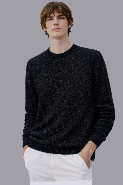 Il modello indossa un capo dalla Landscapes Capsule Stardust crew di Canessa