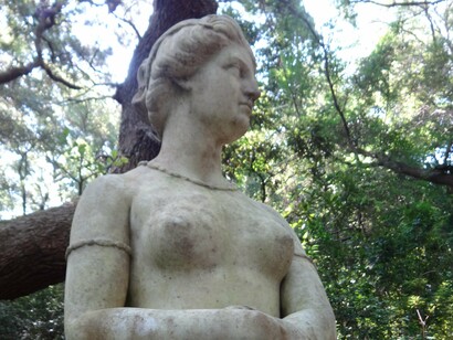 Estátua de  Virginia Dare. Poucas semanas depois da chegada, nasceu Virginia Dare, a primeira criança inglesa nascida em solo americano. Esse evento histórico simbolizava o início de uma nova era para os colonos. Contudo, a alegria foi rapidamente substituída por dificuldades: os mantimentos eram escassos, os colonos dependiam de suprimentos vindos da Inglaterra e a relação com algumas tribos indígenas tornava-se tensa


