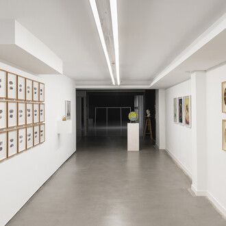 Avelino Sala, These machines kill fascism, vista de exhibición. Cortesía del ADN Galeria. Foto por Roberto Ruiz