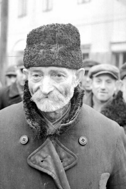 Ciudadanos polacos judíos en la calle, Polonia, 1941