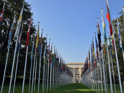 El país agredido, al que hasta ayer “Occidente” calificaba unánimemente de una horrible dictadura, parece haber recuperado la credibilidad democrática, esa que le gusta al imperio. Edificio de la ONU en Ginebra, Suiza