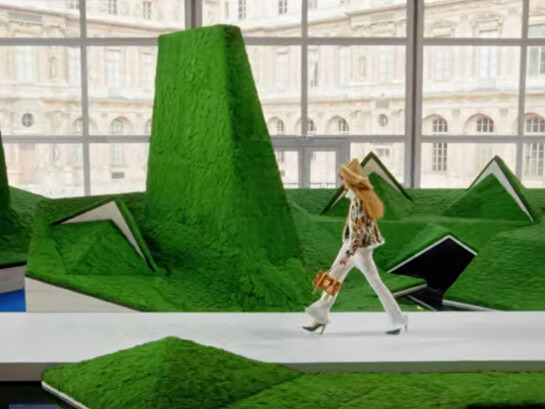 La collezione F/W 2026 di Louis Vuitton sfila nella magnifica cornice del Louvre. Parigi, Francia. Qui un frame dal video della sfilata fatto da Fashion Channel