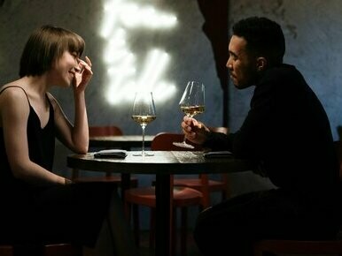 É comum ver pessoas dizendo que querem “alguém leve, divertido, sem drama”, mas não estão dispostas a lidar nem com uma conversa mais profunda. A busca é por entretenimento, não por conexão. E, ironicamente, quanto mais “disponíveis” parecemos, mais distantes nos tornamos 


