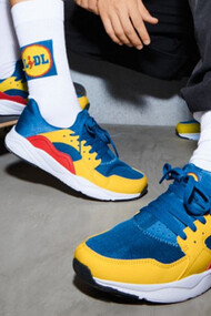 Lunghe file di persone in attesa