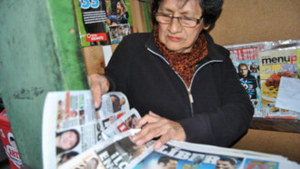 Teresa, a pesar de las adversidades, se levantaba temprano para vender periódicos y enfrentar la vida