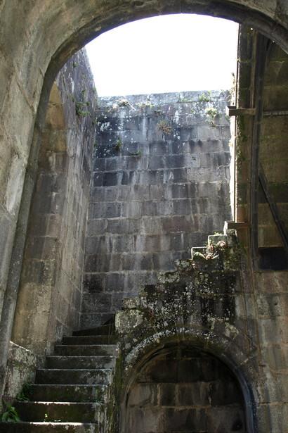 Fue en 1974 cuando el Pastorcillo fue instalado en el estanque central de “Las Ruinas”. Por orden del jefe del Departamento de Cañerías Municipales. Vista de las Ruinas de la Parroquia de Santiago Apóstol en Cartago, Costa Rica