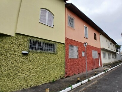 Independentemente se as vilas foram construídas pelas antigas fábricas que existiam espalhadas pela cidade, acredito que o padrão de construção operária foi também replicado por todas as partes com algumas variações, desde sobrados e até mesmo quando não estão no seu clássico formato geminado uma com as outras