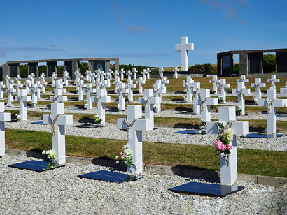 Cementerio de Darwin, Islas Malvinas, Argentina. El recuerdo de los Héroes de Malvinas atraviesa generaciones y nos recuerda que la memoria colectiva es también una forma de soberanía
