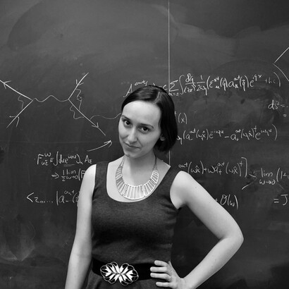  Sabrina Pasterski absolvierte das Massachusetts Institute of Technology (MIT) und Harvard mit einer Doktorarbeit. Am MIT war sie die erste Frau, die ihr Physikstudium mit der höchsten Gesamtpunktzahl in der Geschichte der Einrichtung abschloss.  Bild: Sabrina Pasterski als Dozentin in Harvard