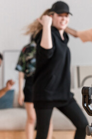 Usuários de rede de vídeos curtos dançam em frente ao celular para um desafio