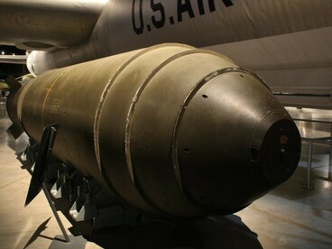 The MK-17, exhibited at the National Museum of the US Air Force, was the first operational thermonuclear weapon used by the United States Air Force, commonly called the “H-bomb,” in which hydrogen nuclei fuse under extreme heat to produce enormous energy