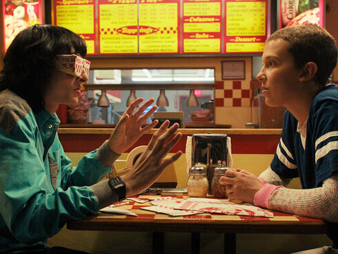 Su éxito reside en cómo las referencias culturales de los ochenta articulan un puente emocional con quienes vivieron esa época o la heredaron a través de la televisión latinoamericana