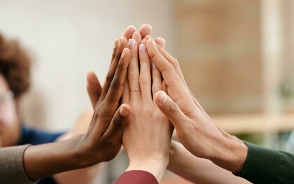 É sabido que, como humanidade, chegou-se no atual nível de desenvolvimento graças à vida coletiva e social. Uma organização, na qual cada mulher, homem, ancião, jovem ou criança tem o seu papel, um algo com o quê contribuir. Um recente estudo destacou a vital importância das experiências sociais coletivas como promotoras da percepção positiva de bem-estar e felicidade. Esse estudo, realizado com 200 mil participantes de 22 países, inclusive o Brasil, entende que o bem-estar e a felicidade estão compreendidos sob o conceito de “florescer”, definido como “a obtenção relativa de um estado em que todos os aspectos da vida de uma pessoa são bons, incluindo os contextos em que essa pessoa vive”