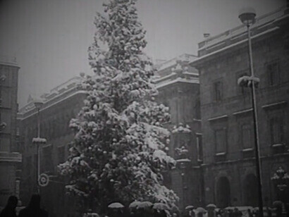 Hacía un frío inmenso en aquel refugio calentado  por un brasero de carbón. Las humedades mojaban las paredes, y las goteras inundaban la cocina siempre que llovía. La gran nevada, 23.12.1962, Barcelona, España