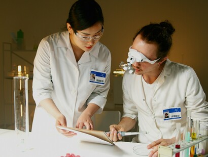 A medicina preditiva, que se vale de testes genéticos para prever riscos de doenças antes que elas se manifestem, representa uma revolução na forma como entendemos o cuidado com a saúde