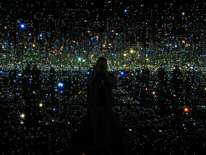 Tate Modern’s exhibition Infinity Mirror Rooms by Yayoi Kusama offers a captivating experience of mirrored space and boundless illusion