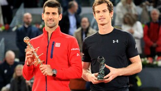 Novak Djokovic y Andy Murray con el trofeo que les corona finalistas del Mutua Madrid Open en el estadio Manolo Santana. Foto: Lucía Castillo