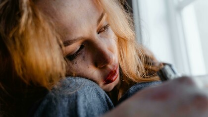Achei que nunca viveria um amor romântico, e tive a experiência, olhando agora com outra atitude, não sei se era amor, talvez o querer tenha me feito ver mais do que de fato tinha, e aquele que achei que nunca amei, vejo como pai dos meus filhos que nem queria, hoje não estamos sequer nos falando, mas quando penso num futuro, é ele que eu vejo. Não sei se acharemos o caminho de volta um para o outro, talvez esse de fato seja o nosso tão inevitável ponto final, e aqui estou eu. Pensativa, magoada, saudosa e nostálgica