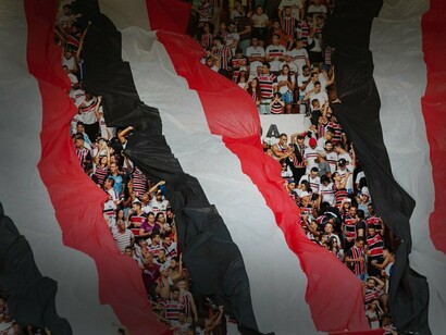 O povo constitui um corpo social; a multidão não, porque a multidão é a carne da vida. Se por um lado opusermos multidão ao povo, devemos também contrastá-la com as massas e a plebe. Massas e plebe são palavras que têm sido frequentemente empregadas para nomear uma força social irracional e passiva, violenta e perigosa que, justamente por isto, é facilmente manipulável

