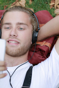 Ouvir música triste pode trazer benefícios emocionais surpreendentes. Estudos mostram que sons melancólicos ajudam na regulação do humor, promovem alívio e reflexão, além de despertar sentimentos profundos como nostalgia e empatia