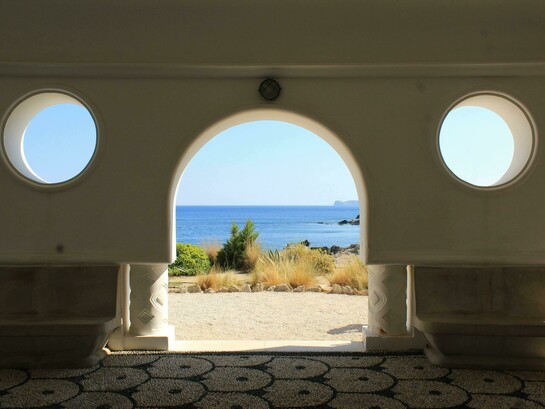 Villa sul mare: "La grande terrazza esposta a sud, il cancello di legno con il sentiero che scende a mare, i ricordi delle innumerevoli estati trascorse qui..."