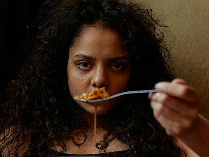 Mulher deprimida se alimenta mal. Quando o mal invisível da não pertença se espalha, os corpos, as famílias e as comunidades deterioram-se. A vida humana tem raízes sensoriais. Olhos, boca, nariz, ouvidos, mãos, pele dialogam. Mas a grande questão é a desconexão