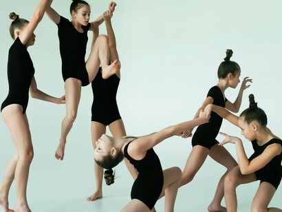 Seja resultado de envenenamento, histeria coletiva ou práticas religiosas, o fato é que centenas de pessoas foram afetadas por algo que ultrapassa nossa compreensão contemporânea. A epidemia revela como o corpo humano, a mente e a sociedade podem interagir de maneiras inesperadas, especialmente em tempos de crise