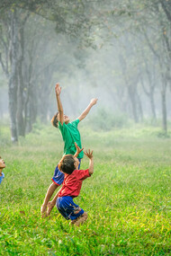Bambini che giocano. È fondamentale che le regole familiari siano rispettate, in primis, dagli adulti, dando così l'esempio