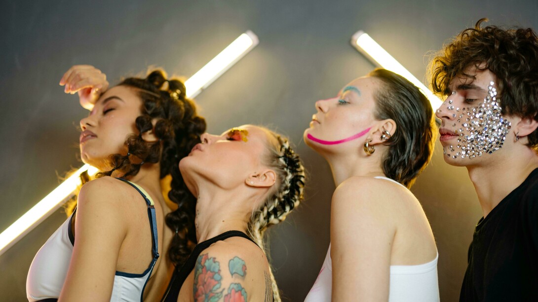 A linguagem é viva. Ela se adapta às necessidades sociais e culturais. Termos como interseccionalidade, afrofuturismo, agroflorestais, cisgênero, gamificação e antirracista não existiam nos dicionários antes de 2010. Eles surgiram para nomear realidades antes ignoradas — e para incluir vozes antes silenciadas. No cotidiano, vemos isso quando uma assistente social, utilizando um tablet em campo, registra dados de famílias vulneráveis com precisão e respeito, empregando termos atualizados que reconhecem identidades plurais e contextos diversos. Essa profissional, embora não esteja em uma cátedra universitária, representa o verdadeiro culto: aquele que comunica com consciência e empatia