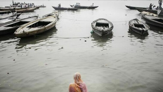 Giulio Di Sturco, La Grande Madre. Una fedele si immerge nelle acque del Gange a Benares India, 2008 © Giulio Di Sturco