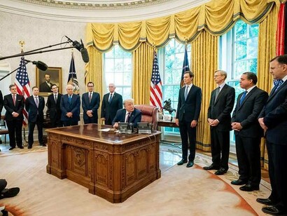 Il presidente Trump rilascia una dichiarazione dallo Studio Ovale, Casa Bianca, Washington DC, USA